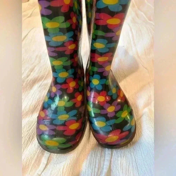 Capelli of  New York flower rain boots. Size 3 - Picture 3 of 7